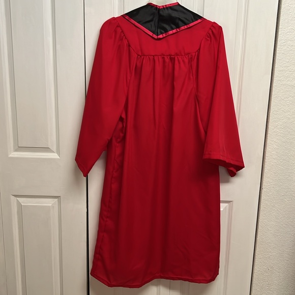 Oak Hall Red Graduation Gown with Red Black Satin Shaw Size 5’3 to 5’5 - Picture 4 of 6
